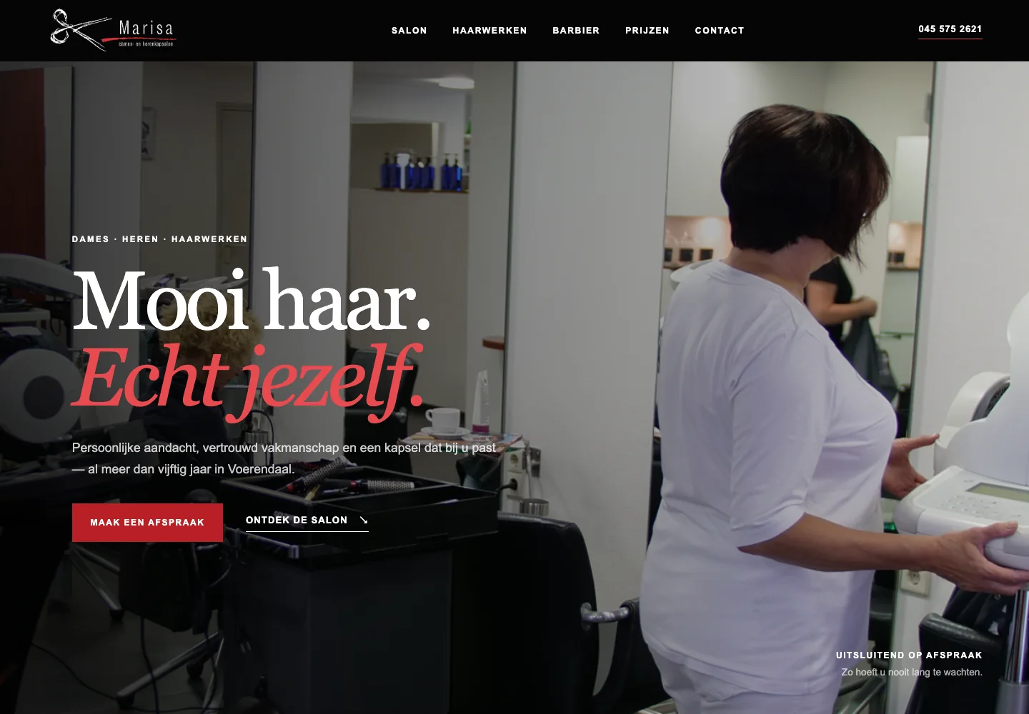 Homepage van Kapsalon Marisa met een echt beeld uit de salon